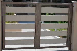 Cerrajero instalando puerta